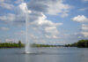 Maschsee in Hannover mit kleiner Fontaine.