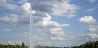 Maschsee in Hannover mit kleiner Fontaine.
