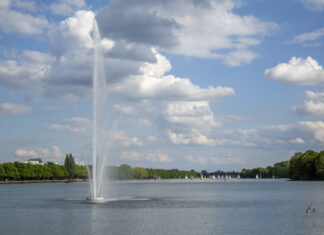 Fischverkauf zu Weihnachten und Neujahr direkt am Maschsee Maschsee in Hannover mit kleiner Fontaine.