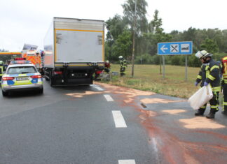 Lkw verliert Dieselkraftstoff auf der Autobahnraststätte Garbsen-Nord Feuerwehreinsatz