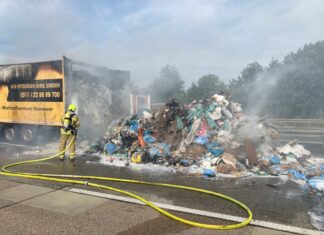 LKW brannte auf der A7 bei Anderten Feuerwehreinsatz