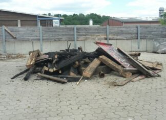 Bolzplatz an der Emil-Berliner-Straße ab sofort ohne „Jugendhütte“ Rest der Jugendhütte am Bolzplatz an der Emil-Berliner-Straße in Langenhagen