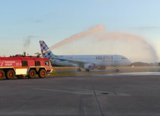 Hannover Airport: Neu – Mit Volotea direkt nach Sardinien Die Maschine wurde traditionell mit einer Wassertaufe der Flughafenfeuerwehr begrüßt.