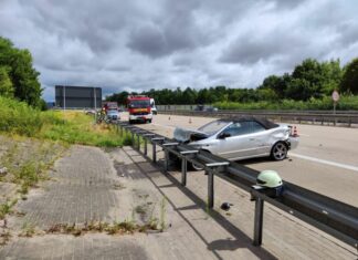 PKW schleudert in Leitplanke auf der A352 Feuerwehreinsatz