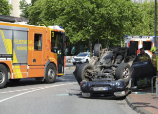Zeugenaufruf: Pkw landet in Hannover-Südstadt nach Kollision auf dem Dach Pkw landet in Hannover-Südstadt nach Kollision auf dem Dach - zwei Leichtverletzte