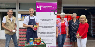 Gemeinsam mit Eva Schwartz vom Inner Wheel Club Hannover-Opernhaus, übergab der SPD-Landtagskandidat Tim Wook am heutigen Mittwoch Spenden an die Langenhagener Tafel.