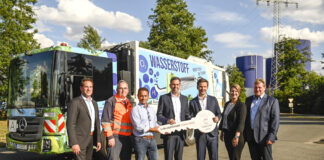 von links: Tim Mithöfer (Bürgermeister Isernhagen), Thomas Schwarz (Geschäftsführer aha), Frank Bier (stellv. Abteilungsleiter Abfall- und Wertstoffsammlung), Olaf Lies (Nds. Umweltminister), Steffen Krach (Regionspräsident), Anja Floetenmeyer-Woltmann (Klimaschutzagentur), Jürgen Kowalke (Zöller-Kipper GmbH)