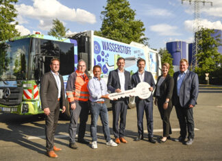 aha: Mit grünem Wasserstoff in die Zukunft von links: Tim Mithöfer (Bürgermeister Isernhagen), Thomas Schwarz (Geschäftsführer aha), Frank Bier (stellv. Abteilungsleiter Abfall- und Wertstoffsammlung), Olaf Lies (Nds. Umweltminister), Steffen Krach (Regionspräsident), Anja Floetenmeyer-Woltmann (Klimaschutzagentur), Jürgen Kowalke (Zöller-Kipper GmbH)