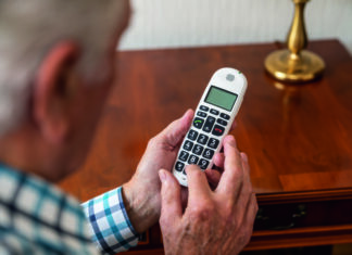 Falsche Polizeibeamte: Taxifahrer vereitelt Geldübergabe Senioren am Telefon