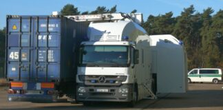 Die eingesetzte vollmobile Röntgenanlage (VMR) ist eine von bundesweit drei Anlagen und beim Hauptzollamt Köln stationiert. Das Röntgengerät auf Basis eines Mercedes Actros ist in der Lage, einen Sattelzug innerhalb einer Minute komplett zu röntgen.