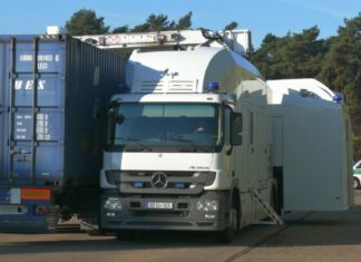 Drogen im Wert von 2,2 Millionen Euro mit Hilfe der Röntgentechnik gefunden Die eingesetzte vollmobile Röntgenanlage (VMR) ist eine von bundesweit drei Anlagen und beim Hauptzollamt Köln stationiert. Das Röntgengerät auf Basis eines Mercedes Actros ist in der Lage, einen Sattelzug innerhalb einer Minute komplett zu röntgen.