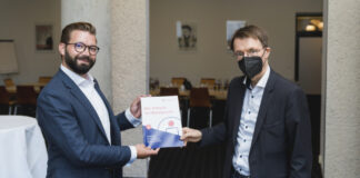 v.l.: Kevin Grigorian, Bundes-Geschäftsbereichsleiter Rettung & Medizinische Dienste und ausgebildeter Notfallsanitäter, übergibt am Montag (22.08.22) am Rande des Johanniter-Pflege-Forums in Hannover ein Konzeptpapier an Bundesgesundheitsminister Karl Lauterbach.