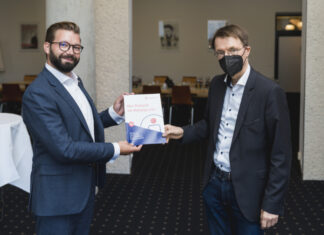 Johanniter setzen Impulse für Verbesserung der Notfallversorgung v.l.: Kevin Grigorian, Bundes-Geschäftsbereichsleiter Rettung & Medizinische Dienste und ausgebildeter Notfallsanitäter, übergibt am Montag (22.08.22) am Rande des Johanniter-Pflege-Forums in Hannover ein Konzeptpapier an Bundesgesundheitsminister Karl Lauterbach.