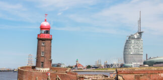 Leuchtturm auf der Nordmole in Bremerhaven gerät in Schieflage.