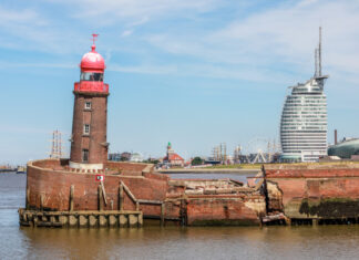 Einbrechen der Nordmole in Bremerhaven ist ein Desaster Leuchtturm auf der Nordmole in Bremerhaven gerät in Schieflage.