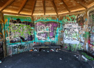 Müll und Glasscherben – Stadt baut Unterstände auf dem IKEP ab Müll und Glasscherben: Unterstände auf dem IKEP müssen wegen Verletzungsgefahr abgebaut werden.