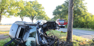 Unfall zwischen Großgoltern und Barsinghausen. PKW prallt gegen Baum.
