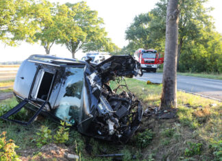 38-Jähriger prallt mit seinem Pkw gegen einen Baum und wird leicht verletzt Unfall zwischen Großgoltern und Barsinghausen. PKW prallt gegen Baum.