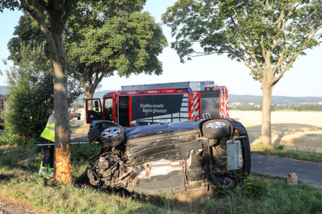 Unfall zwischen Großgoltern und Barsinghausen. PKW prallt gegen Baum.