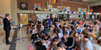 Kultusminister Grant Hendrik Tonne würdigt das Engagement der Grundschule Fuhsestraße.