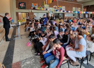 Kultusminister Tonne zeichnet Grundschule Fuhsestraße in Hannover als „Demokratieschule“ aus Kultusminister Grant Hendrik Tonne würdigt das Engagement der Grundschule Fuhsestraße.
