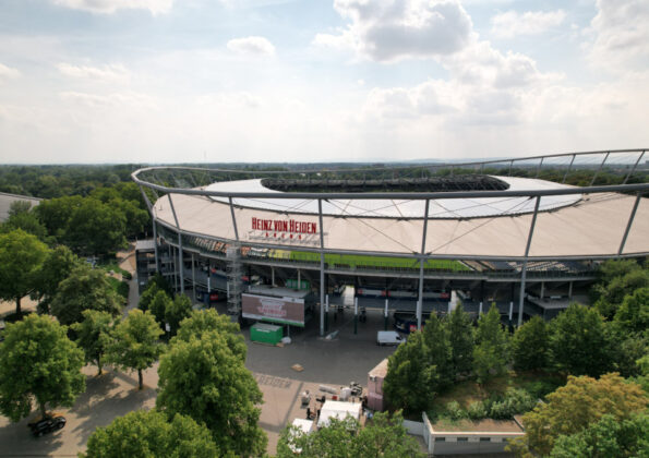 Der 15x4 Meter große Heinz-von-Heiden-Arena-Leuchtschriftzug auf dem Stadiondach im Norden.