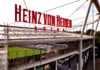Der 15x4 Meter große Heinz-von-Heiden-Arena-Leuchtschriftzug auf dem Stadiondach im Norden.