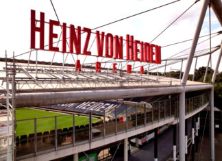 Dachschriftzüge installiert: Umbranding der Heinz von Heiden Arena ist abgeschlossen Der 15x4 Meter große Heinz-von-Heiden-Arena-Leuchtschriftzug auf dem Stadiondach im Norden.