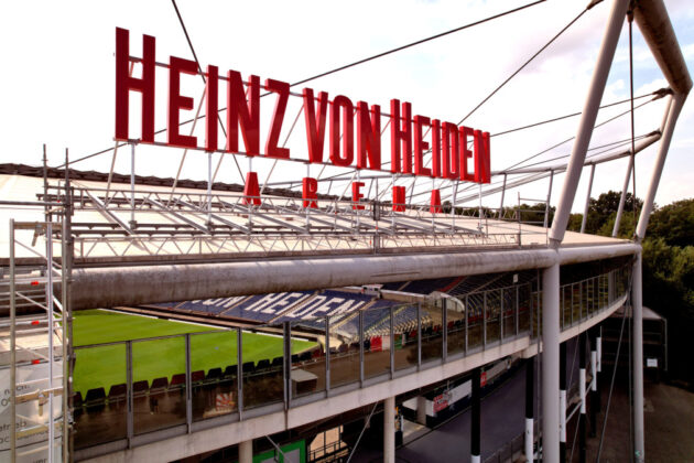 Der 15x4 Meter große Heinz-von-Heiden-Arena-Leuchtschriftzug auf dem Stadiondach im Norden.