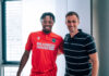 Bright Arrey-Mbi (l.) und 96-Sportdirektor Marcus Mann.