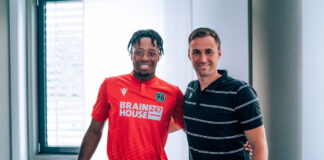 Bright Arrey-Mbi (l.) und 96-Sportdirektor Marcus Mann.