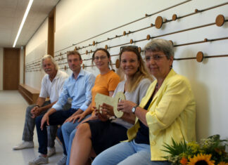 Hermann-Löns-Schule übernimmt Regie im Einzeldenkmal Schulleiterin Petra Adolf (v. l.) nahm den symbolischen Schlüssel für das Einzeldenkmal der Hermann-Löns-Schule von Eva Bender, Claudine Mertens, Serge Moorkens und Carsten Hettwer entgegen.