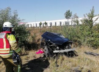 PKW überschlägt sich auf A352 PKW Überschlägt sich auf A352.