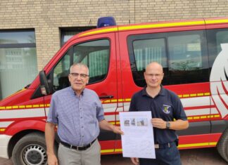 Ein „Dankeschön“ ist nicht mehr selbstverständlich Der Vorsitzende der Eigentümergemeinschaft Kaltenweider Platz, Rainer Finkendey (li.) dankte dem Ortsbrandmeister Uwe Glaser für die geleistete Arbeit bei dem Balkonbrand am 13.07.2022