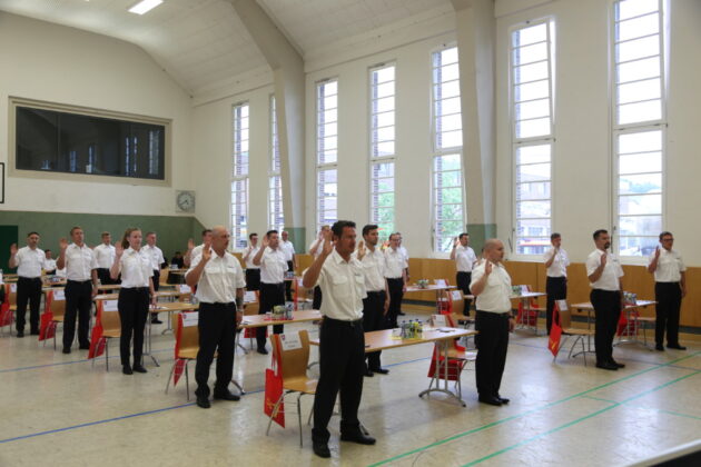 16 Brandmeister-Anwärter*innen wurden vom Direktor der Feuerwehr, Dieter Rohrberg, vereidigt