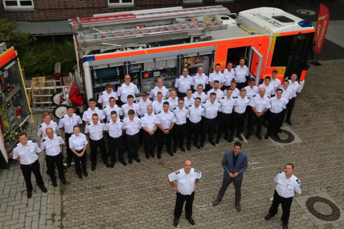 Hannovers Erster Stadtrat und Feuerwehrdezernent Axel von der Ohe sowie der Leiter der Feuerwehr, Dieter Rohrberg, haben am Montag 40 Auszubildende auf der Feuer- und Rettungswache 2 begrüßt.