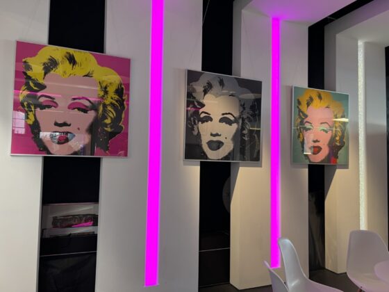 Marilyn Monroe Sonderausstellung im Kunstladen Hannover. Zur Eröffnung der Ausstellung mit Special Guest Ingrid Steeger.