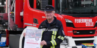 Ortsbrandmeister Bernd Müller präsentiert das Plakat zum Tag der offenen Tür
