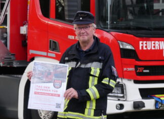 Großer Tag der offenen Tür bei der Celler Feuerwehr – Feuerwehr zum Anfassen und Ausprobieren! Ortsbrandmeister Bernd Müller präsentiert das Plakat zum Tag der offenen Tür