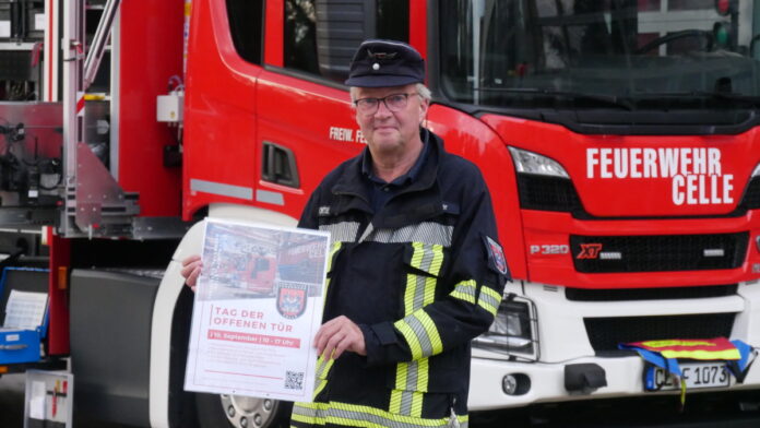 Ortsbrandmeister Bernd Müller präsentiert das Plakat zum Tag der offenen Tür