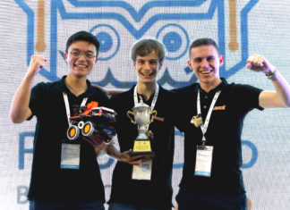 Teams der Robotics City Hannover erneut international erfolgreich Das Weltmeisterteam (vl.) rund um Vincent Michalski, Gunnar Wild und Lennard Lessig.