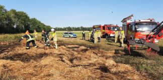 Strohmiete mit 90 Strohballen in Vollbrand