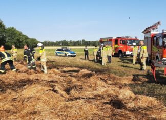 Strohmiete mit 90 Strohballen in Vollbrand Strohmiete mit 90 Strohballen in Vollbrand
