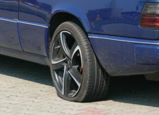 In Celle bei 92 PKW die Reifen zerstochen PKW mit plattem Reifen