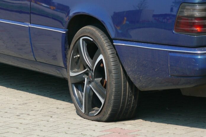 PKW mit plattem Reifen