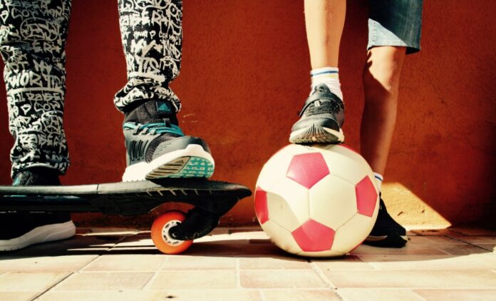 Skateboard und Fußball
