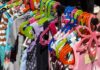 Kleiderständer mit Kleidung - Secondhand Basar