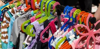 Kleiderständer mit Kleidung - Secondhand Basar
