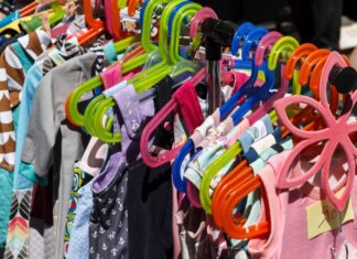 MHH Kita Campuskinder veranstaltet Secondhand Basar Kleiderständer mit Kleidung - Secondhand Basar