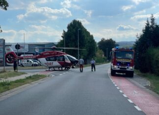 PKW fährt frontal gegen einen Baum Feuerwehreinsatz